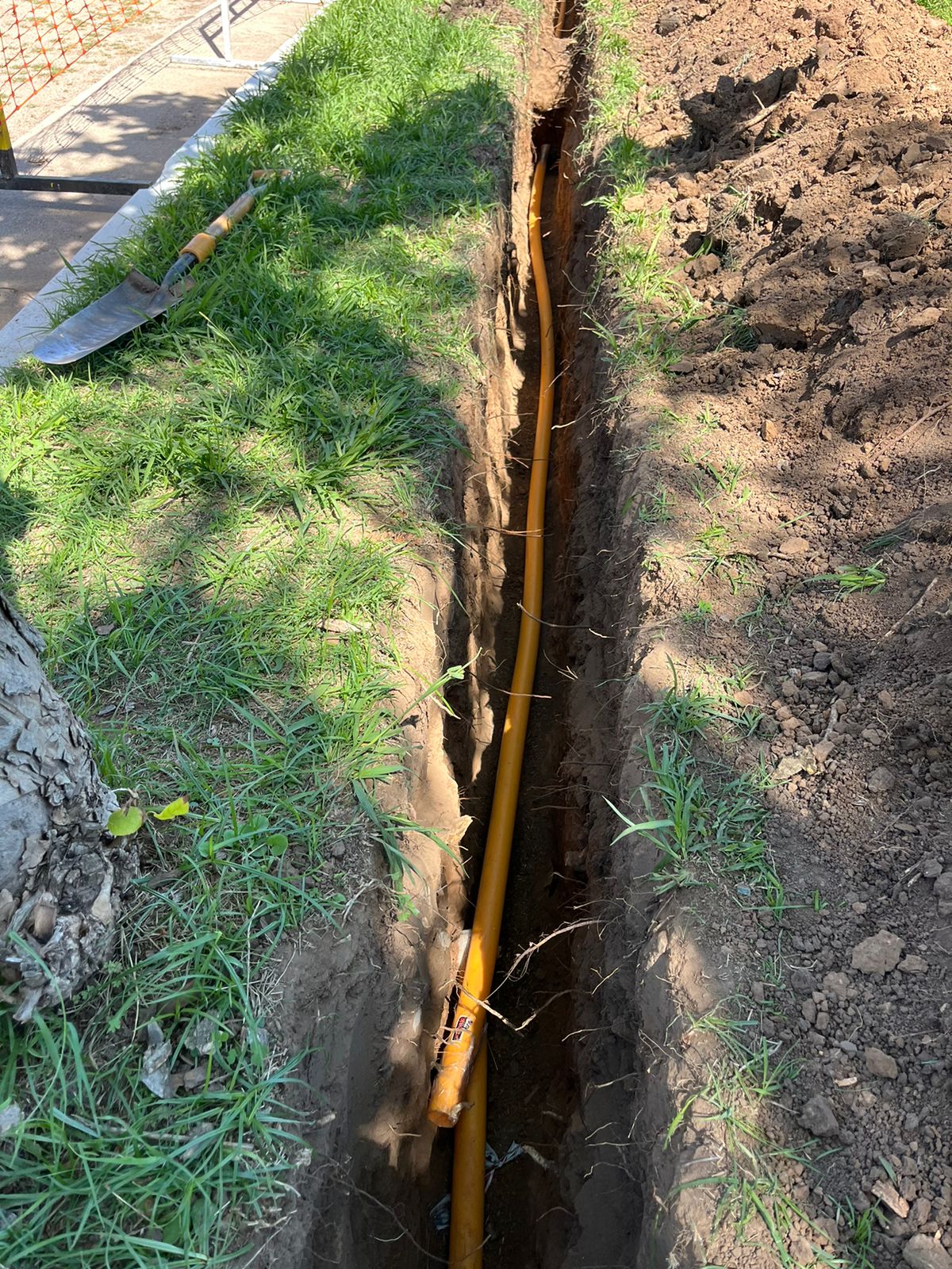 Caño de gas amarillo instalado en zanja